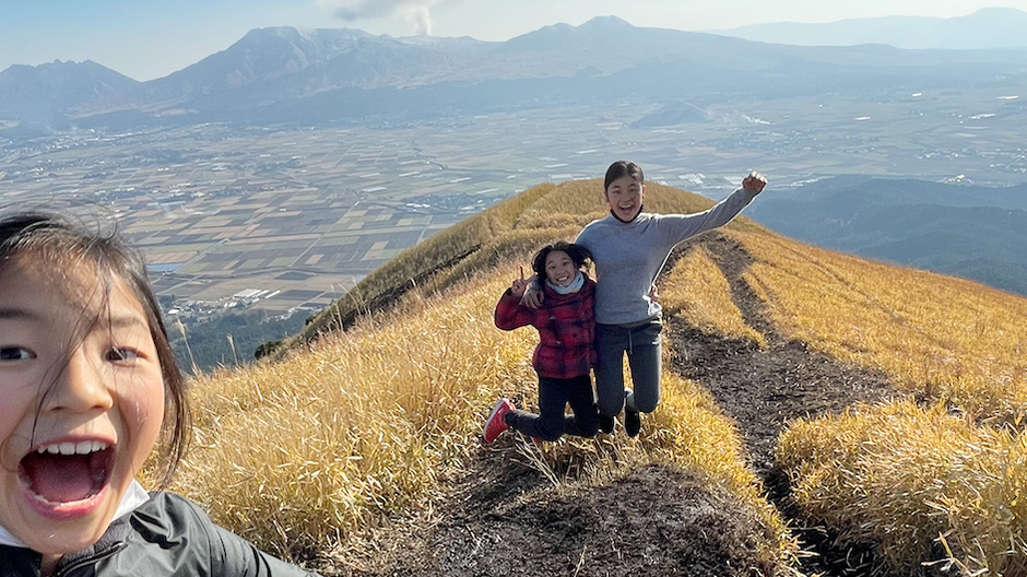 2022年冬は熊本の阿蘇山へ。妹2人とは大の仲良し。
