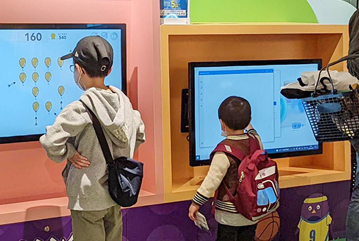 お子さまだけで待ち時間を楽しめる!